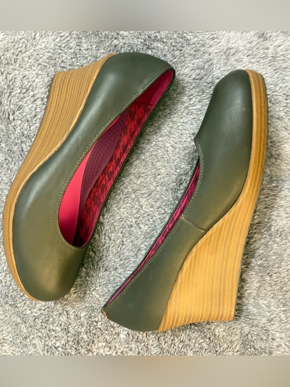 Crocs Women's A-Leigh Closed Toe Leather Wedge Pumps  sz 6